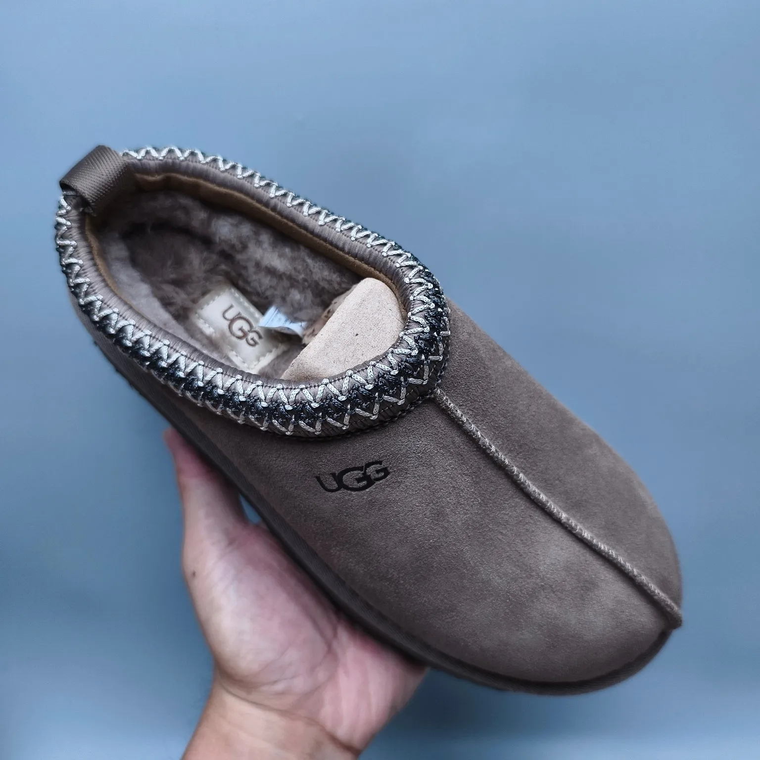 💰440 UGG sheepskin all-in-one snow boots 2553 co-branded national trend style thick-soled one-leg women’s snow boots🐾~ 🍭 A co-branded trendy item launched with well-known designer brands Feng Chen Wang and TELFAR. Zhou Dongyu & Wang Jiaer’s same style Fang Kete boots. The slip-on design makes it easy to put on and take off, and can be used indoors or outdoors. The exotic edging design is eye-catching, and it is definitely worth buying~ 🍭Material: cowhide➕sheep fur Outsole: rubber (light wing technology) 🍭Color: black, maroon, sand, dark green, light gray, chocolate, beige, walnut, brown, dark gray, red 🍭Number of codes: 35-42